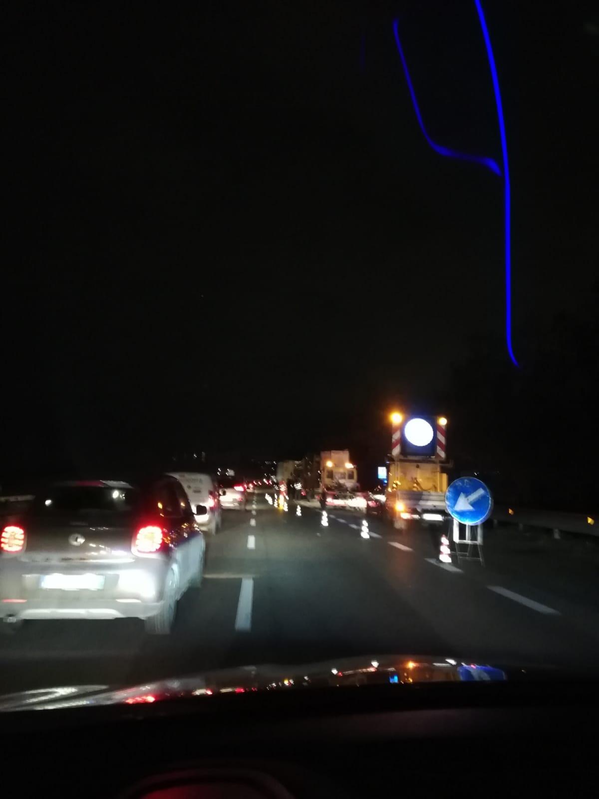 Camion perde il carico sulla Pontina, ancora disagi verso Roma - 