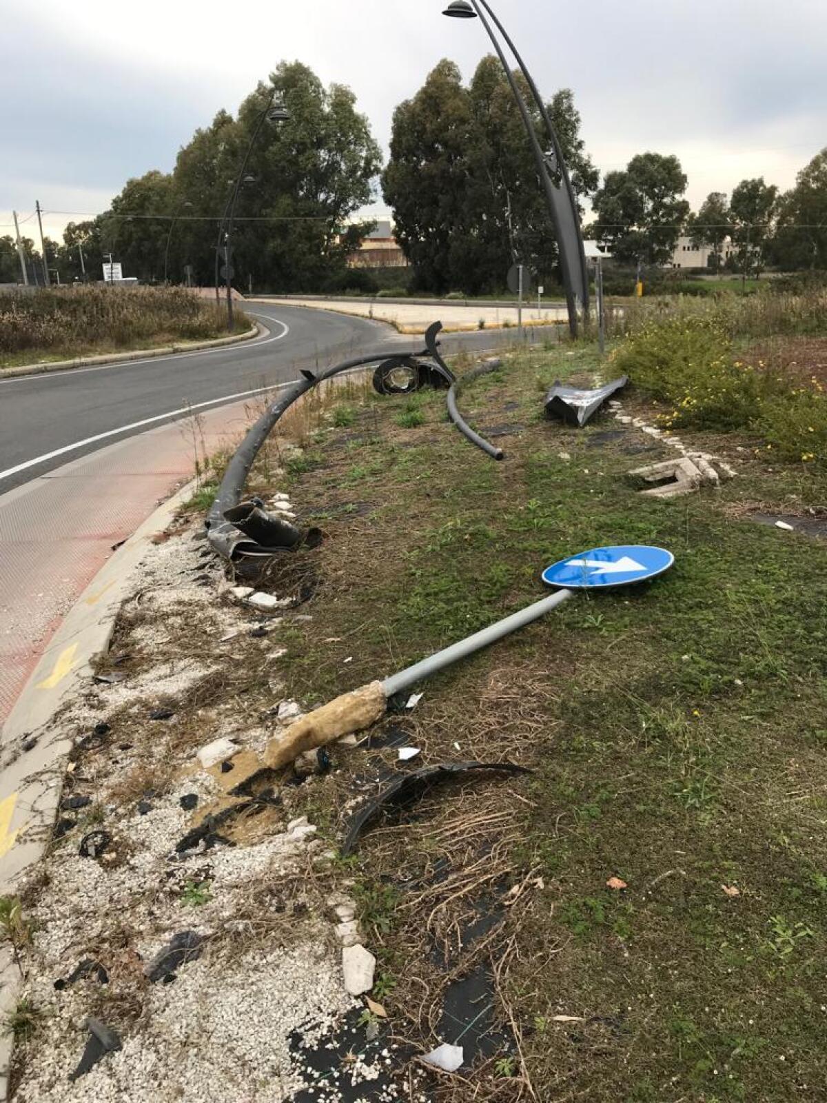 Rotonda abbandonata sulla Pontina a Borgo San Michele - 