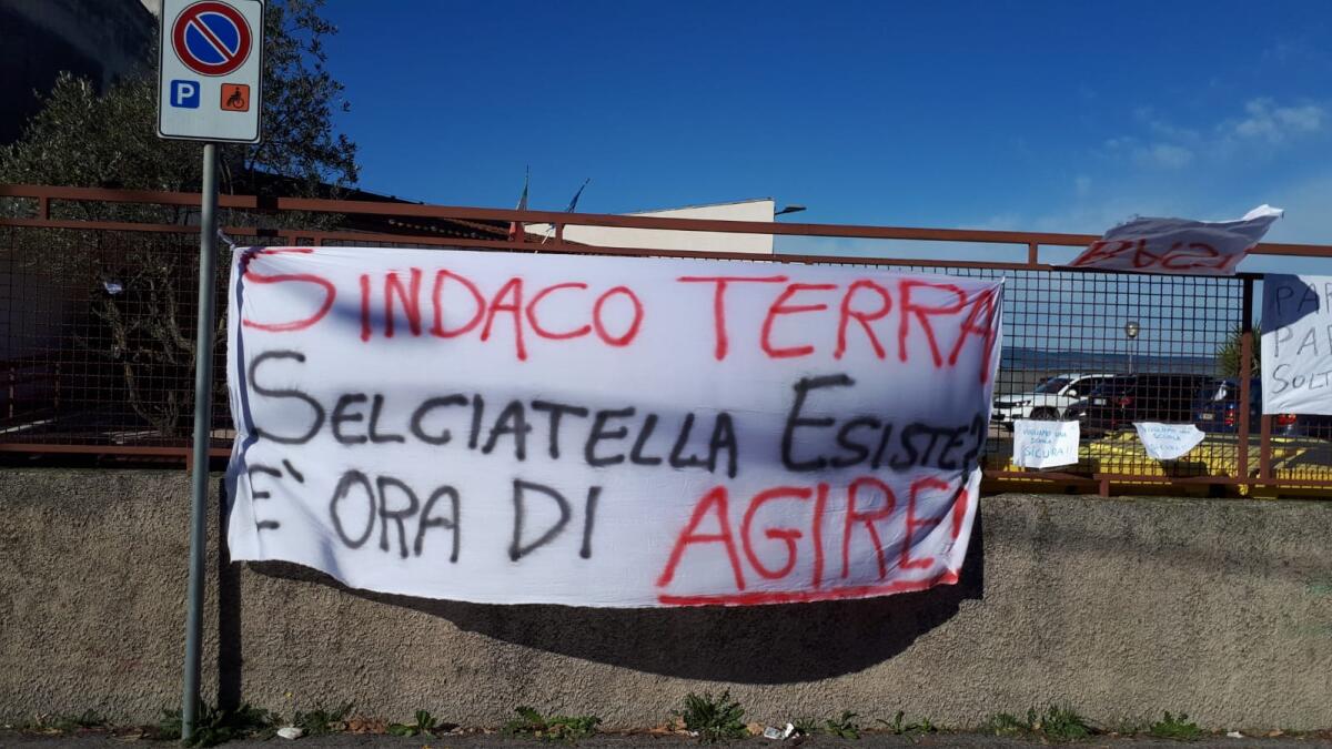 Aprilia, genitori della scuola Selciatella in protesta: "Chiediamo sicurezza per i nostri figli" - 