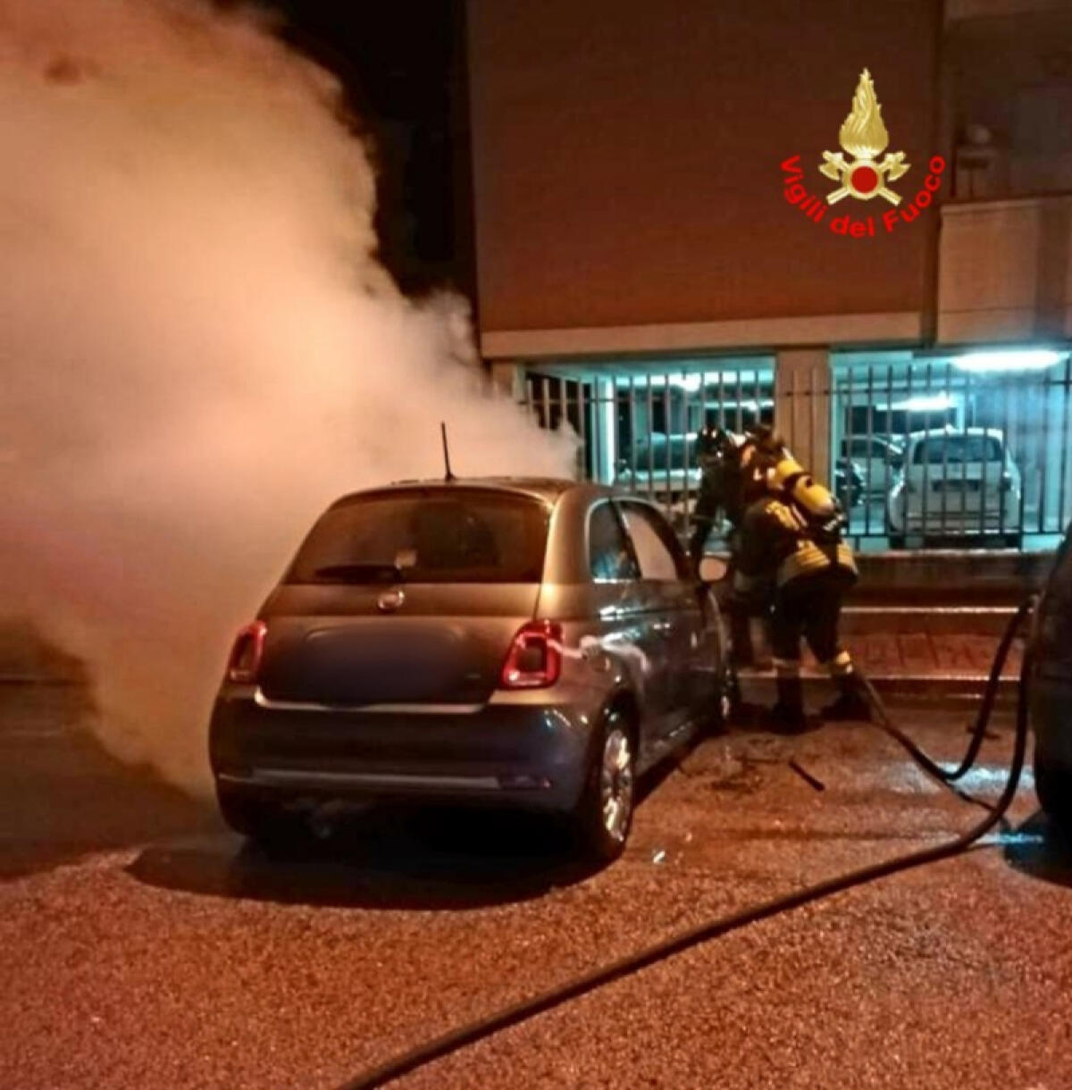 Auto in fiamme nella notte a Latina - 