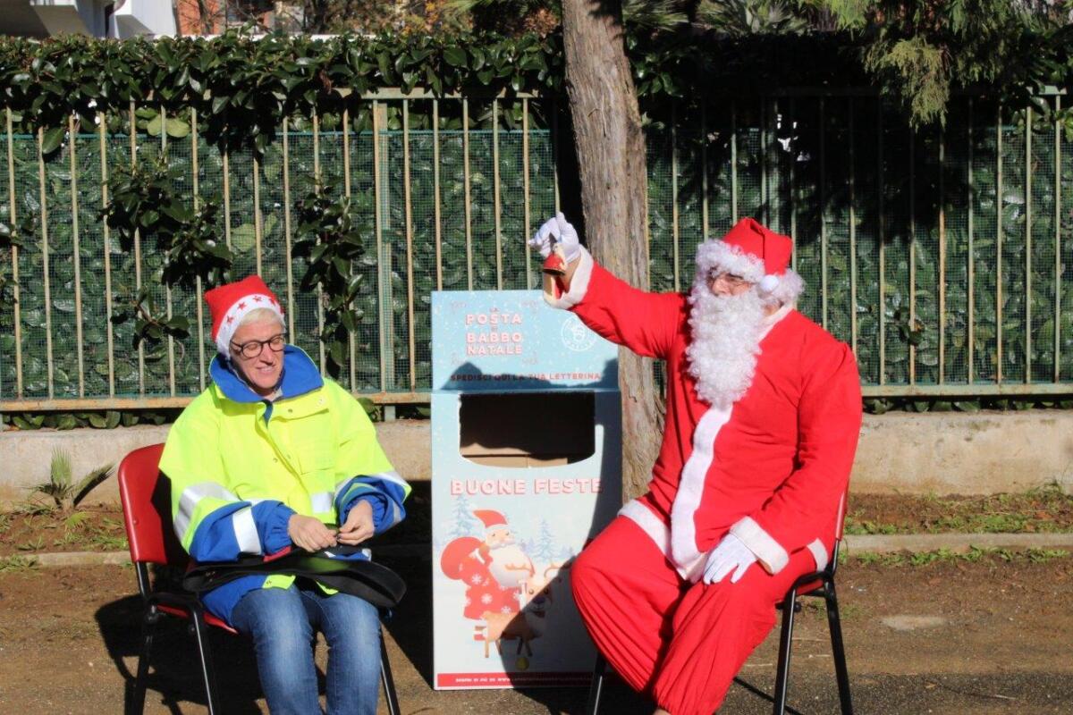 Poste Italiane, tanti bimbi spediscono le letterine a Babbo Natale - 