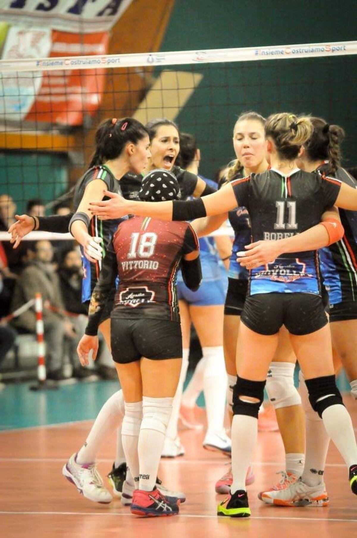 Pallavolo B1 - Colpo grosso della Giò Volley Aprilia che strappa i 3 punti a Lamezia - 