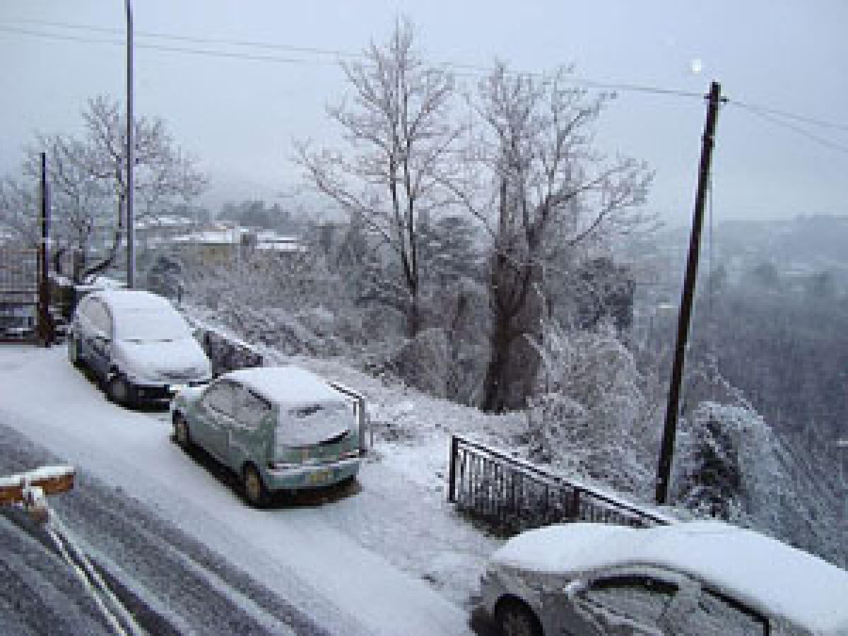 Primi fiocchi di neve in alcuni comuni dei Castelli Romani ed anche sui Monti Lepini in provincia di Latina. - 