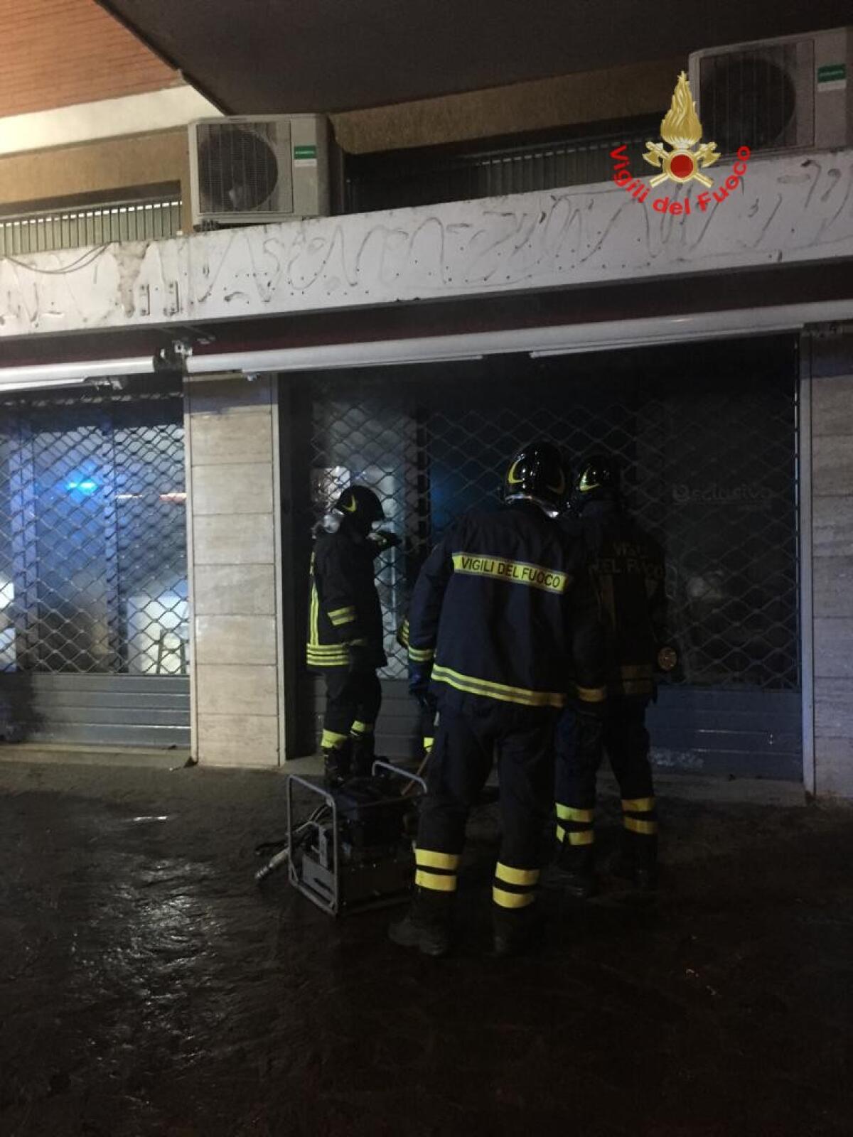 Principio d’incendio all’interno di un bar di via della Vittoria, a Terracina. - 