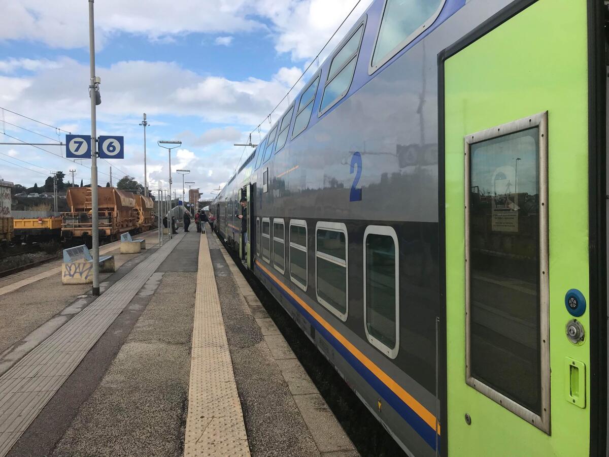 Malore a bordo di un treno della linea Roma-Nettuno: convoglio fermo a Campoleone per mezz'ora. - 