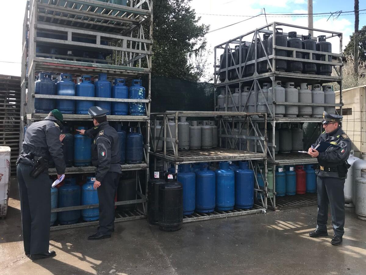 Scoperto dalla Finanza un traffico illecito di bombole Gpl tra il Lazio e la Campania. - 