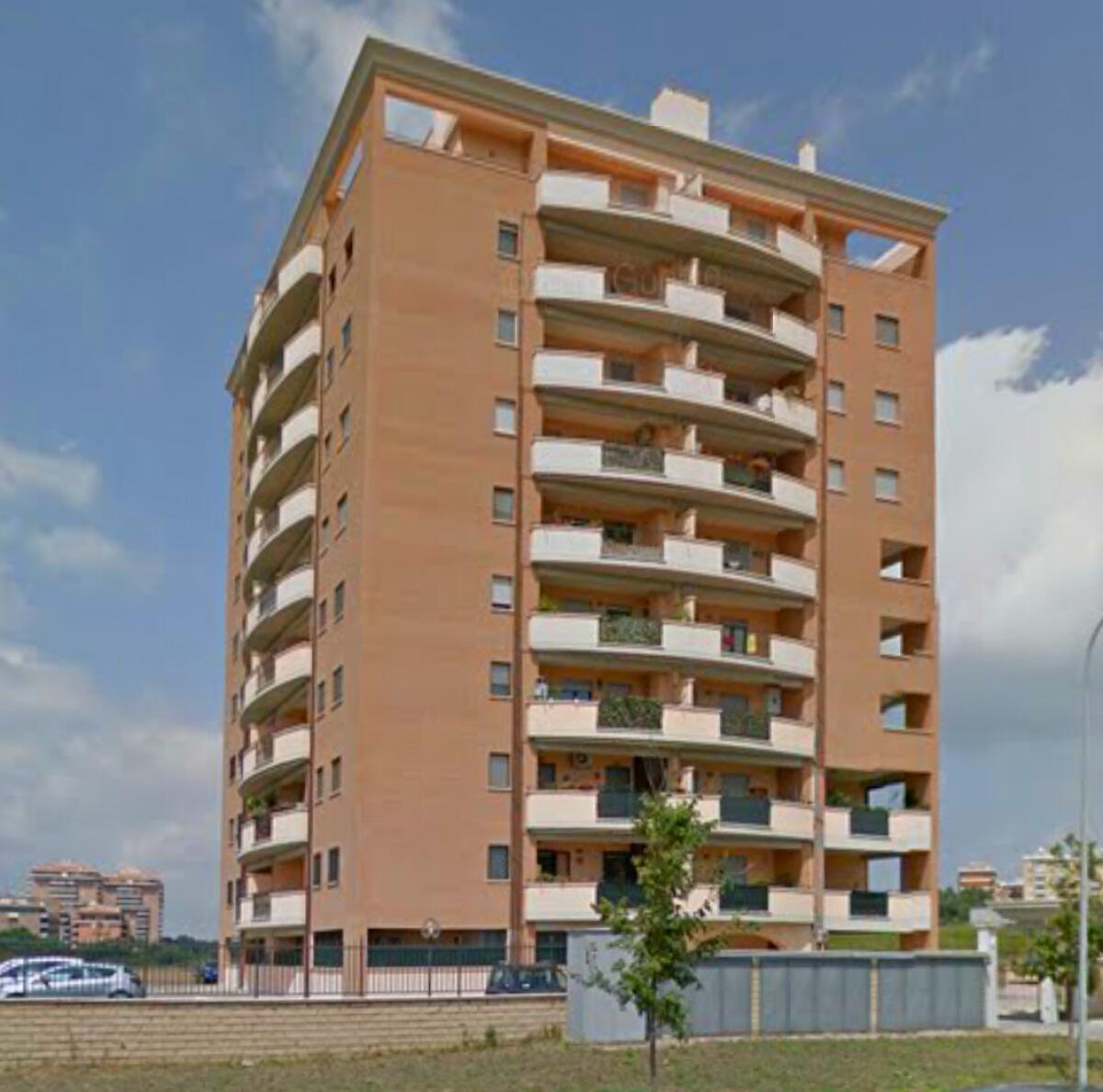 Dramma a Pomezia, donna si lancia dal balcone - 