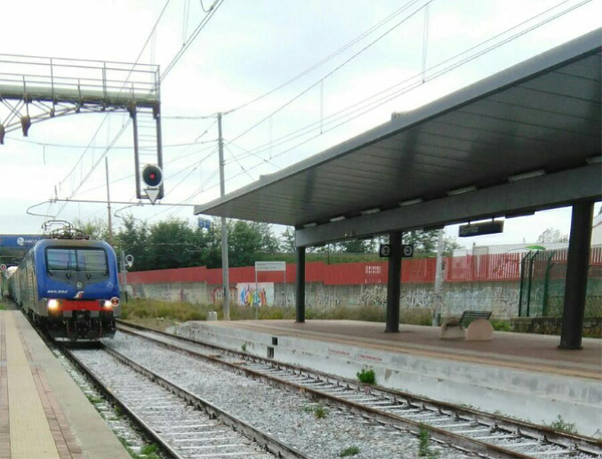 Passaggio a livello danneggiato da un'auto: ritardi anche oggi sulla Nettuno-Roma. - 
