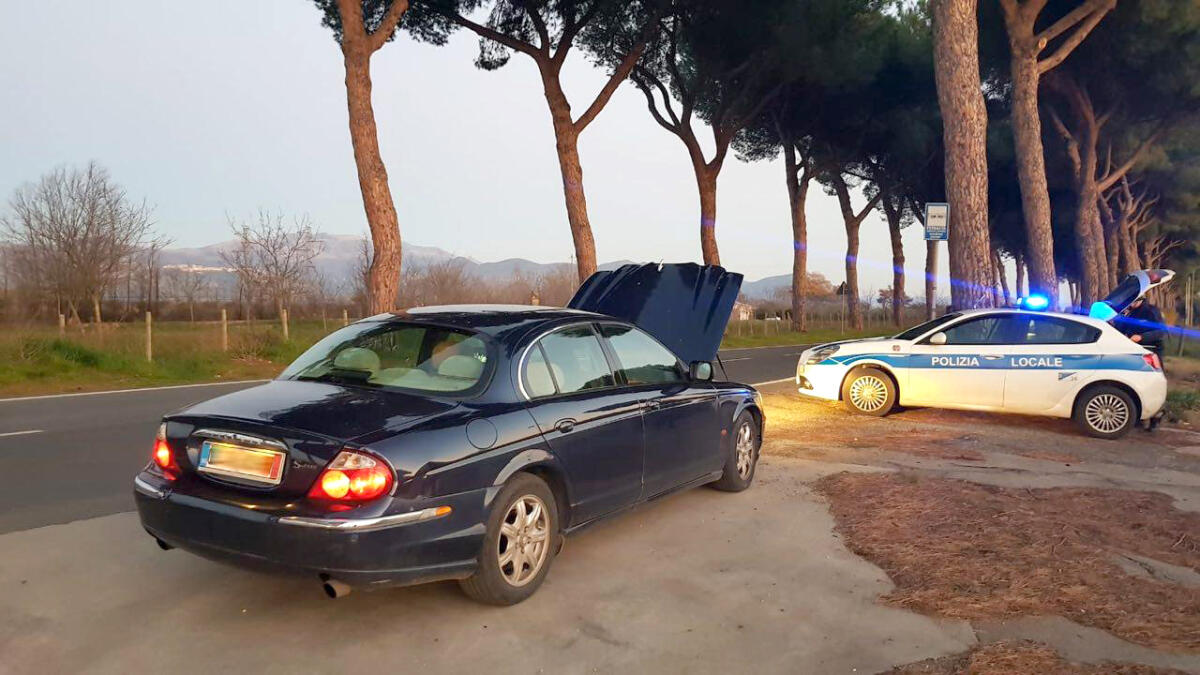 In giro con la Jaguar con targa falsa e senza assicurazione, denunciato e multato di 1.500 euro - 