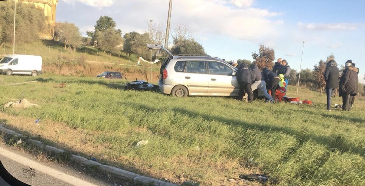 Gravissimo incidente sulla via Laurentina: motociclista finisce sotto un'auto - 