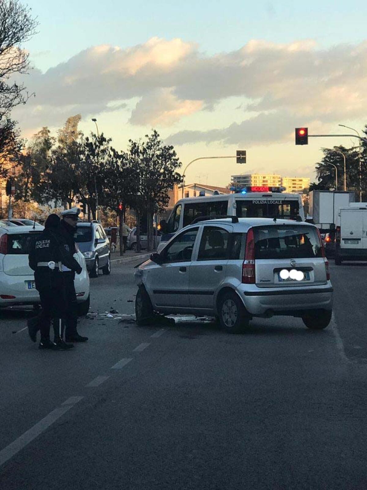 Aprilia - Incidente stradale in via Toscanini, disagi al traffico - 
