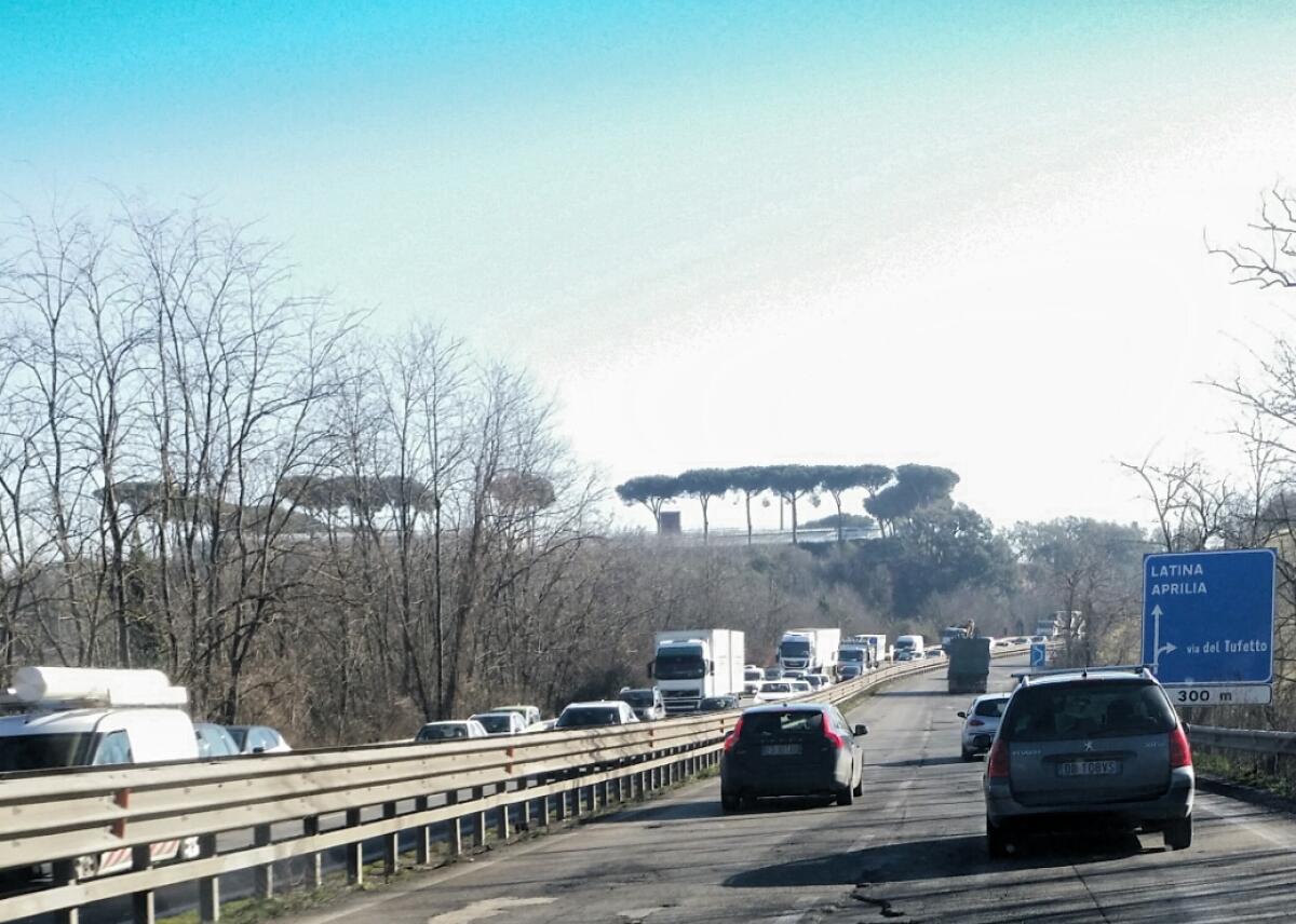 Lavori di manutenzione del manto stradale sulla Pontina, altezza Casalazzara: si viaggia sulla corsia di sorpasso. - 