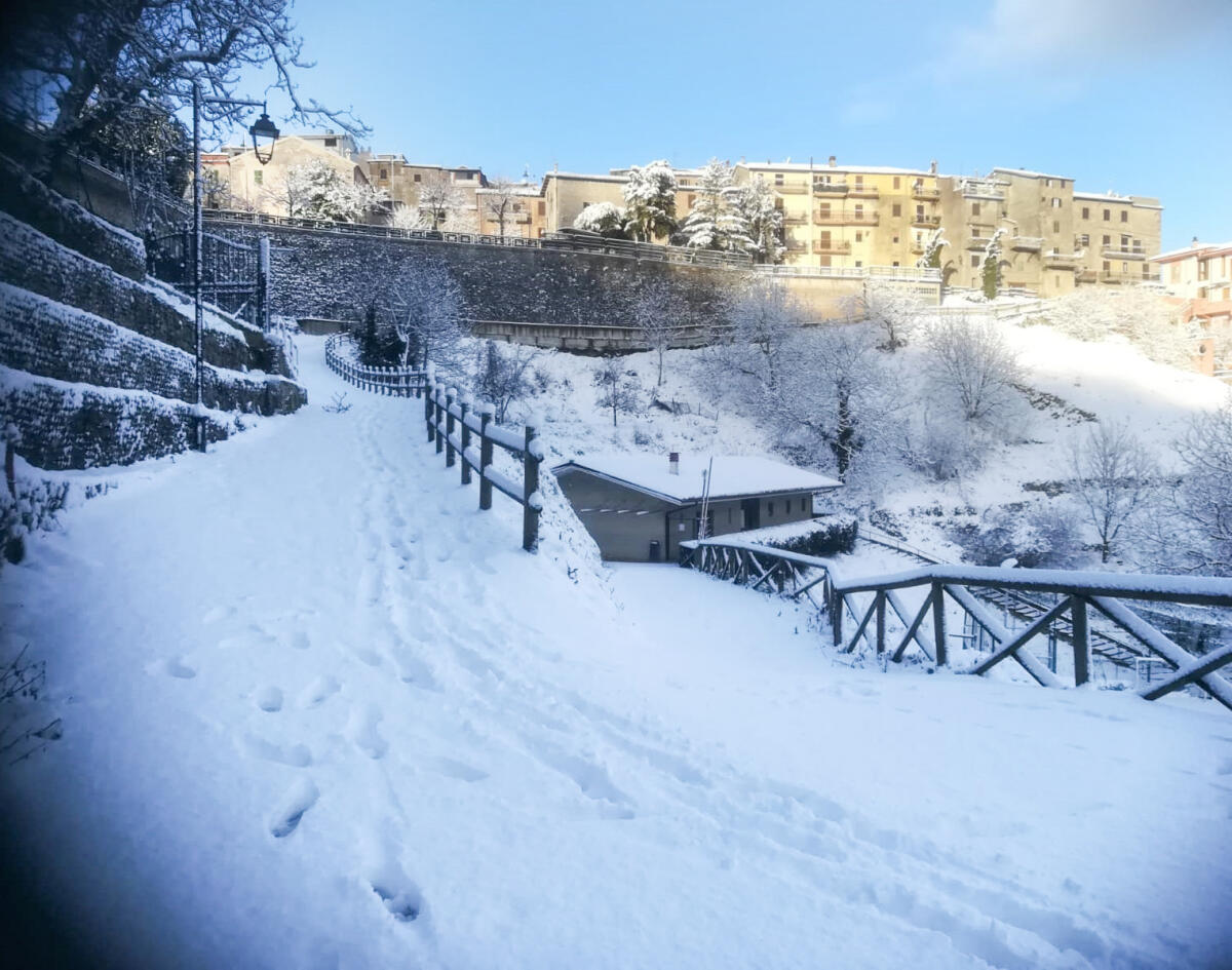 Tetti, strade e piazze imbiancate a Rocca Massima. Le FOTO. - 