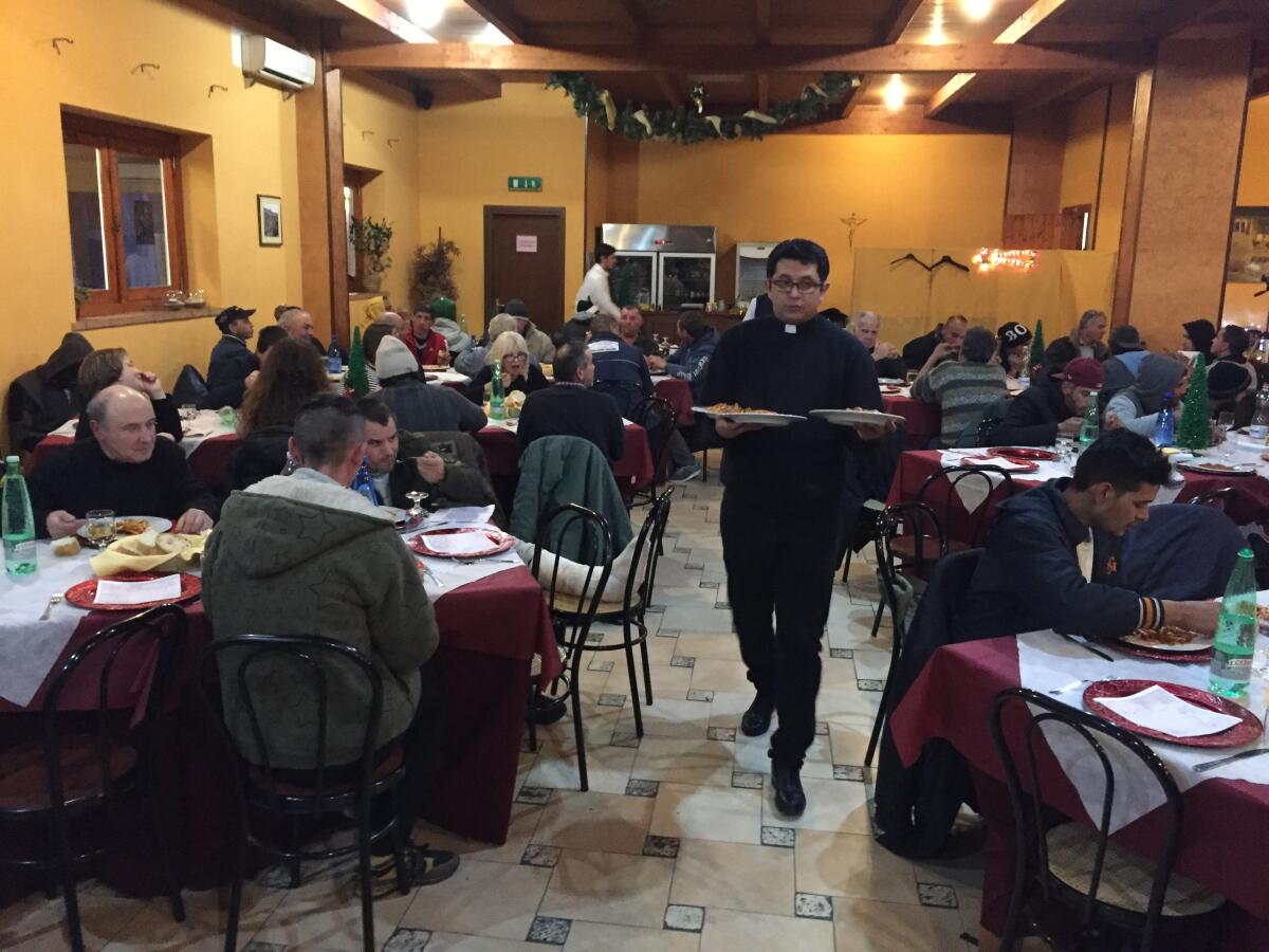 Cena al ristorante con i meno abbienti della Caritas di Latina: i preti fanno da camerieri. - 