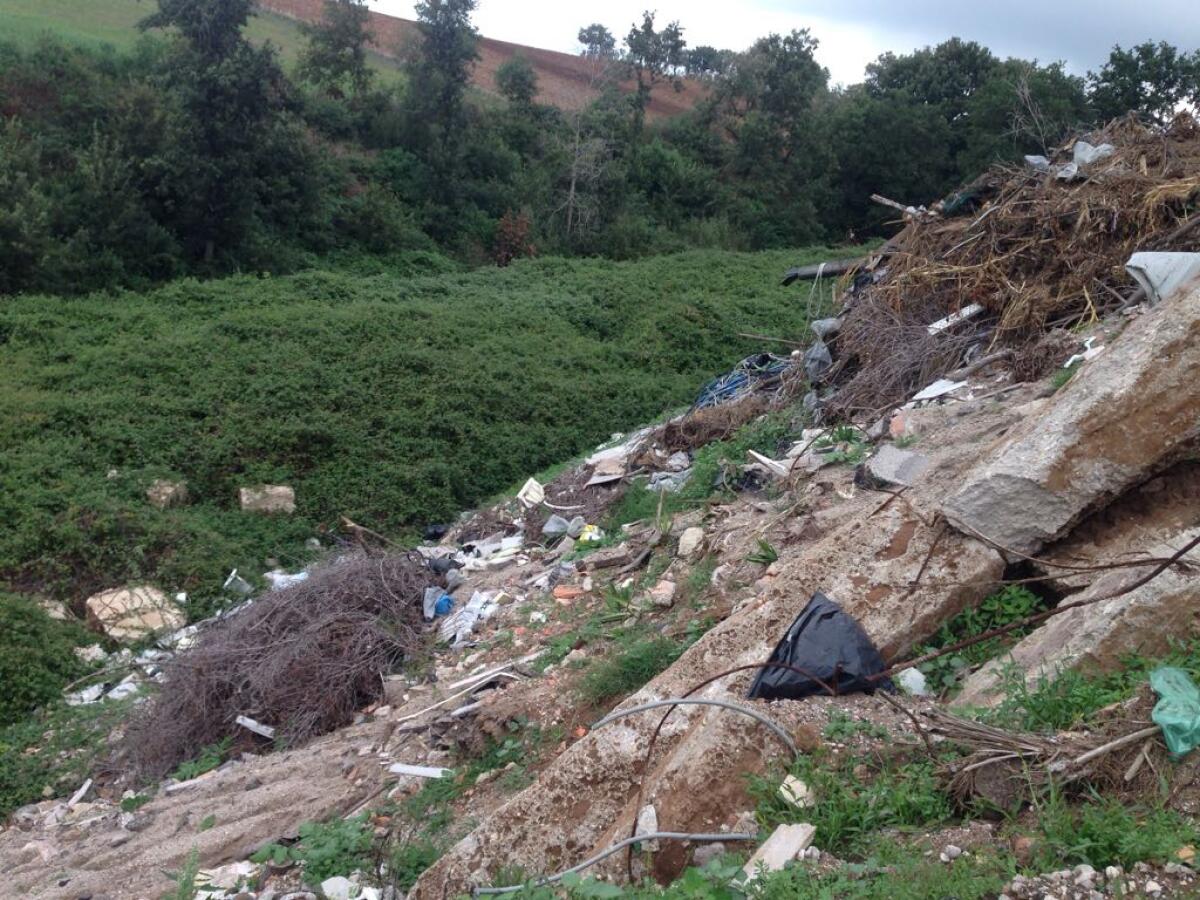 Nettuno, getta calcinacci in via delle Grugnole - 
