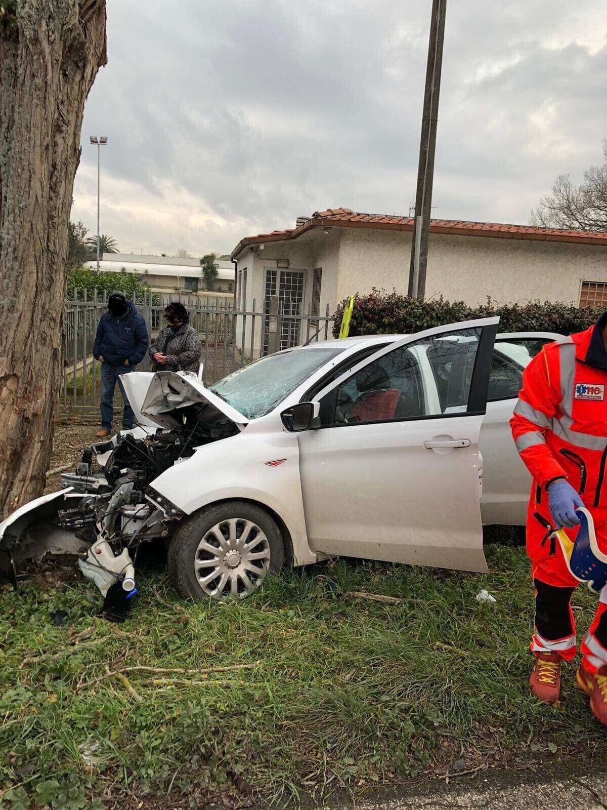 Schianto sulla Nettunense, coinvolta una famiglia di Anzio: fuori pericolo i 2 bimbi feriti - 