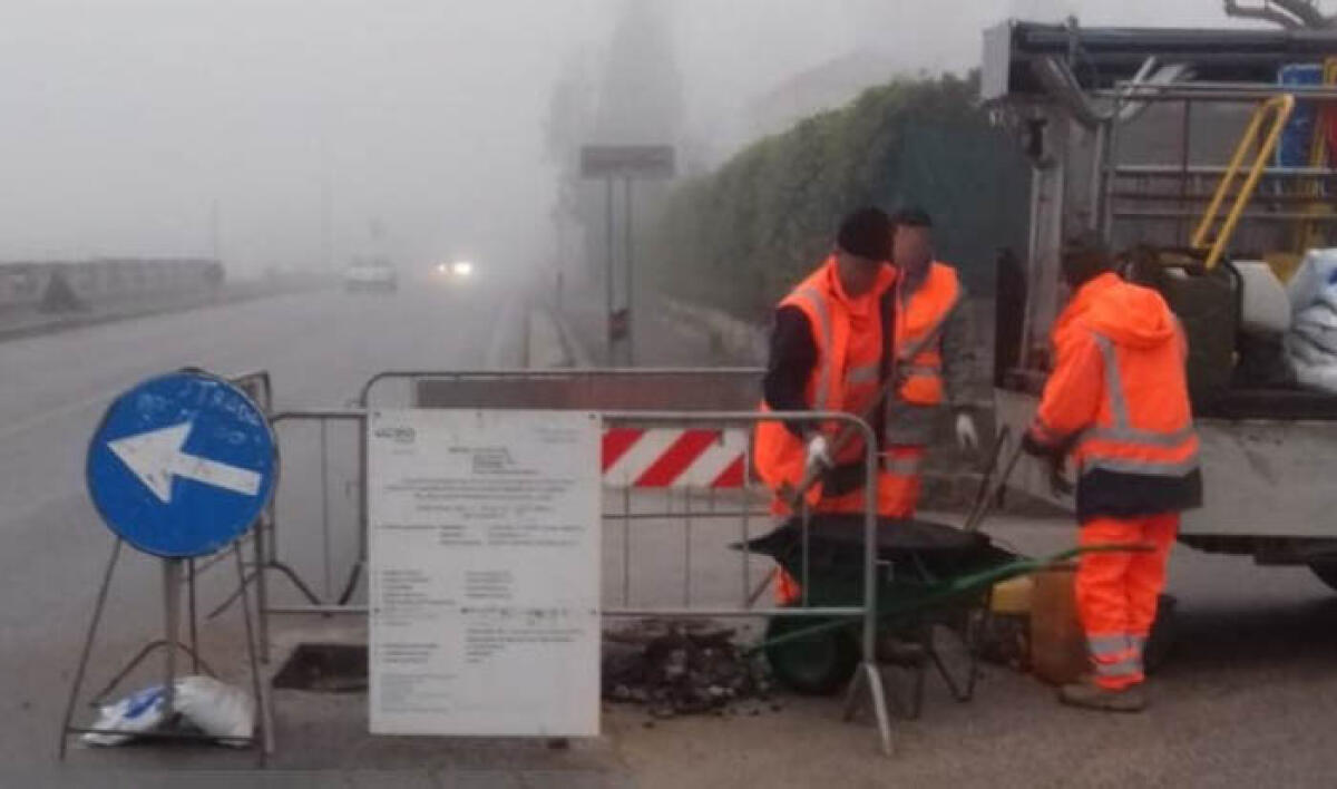 Cantiere mobile sulla Pontina: code in direzione Sud tra Castel di Decima e Pomezia Nord. - 