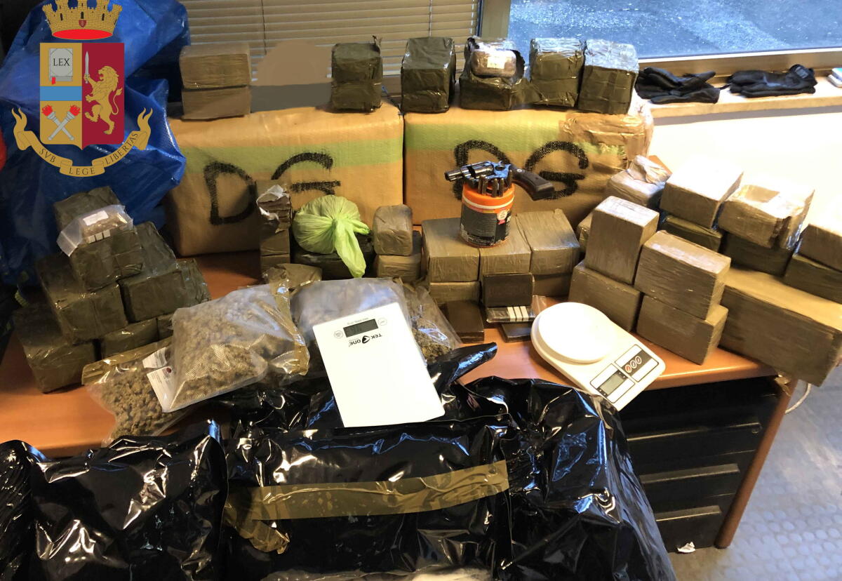 Una pistola e 120 kg di droga in casa, in arresto - 