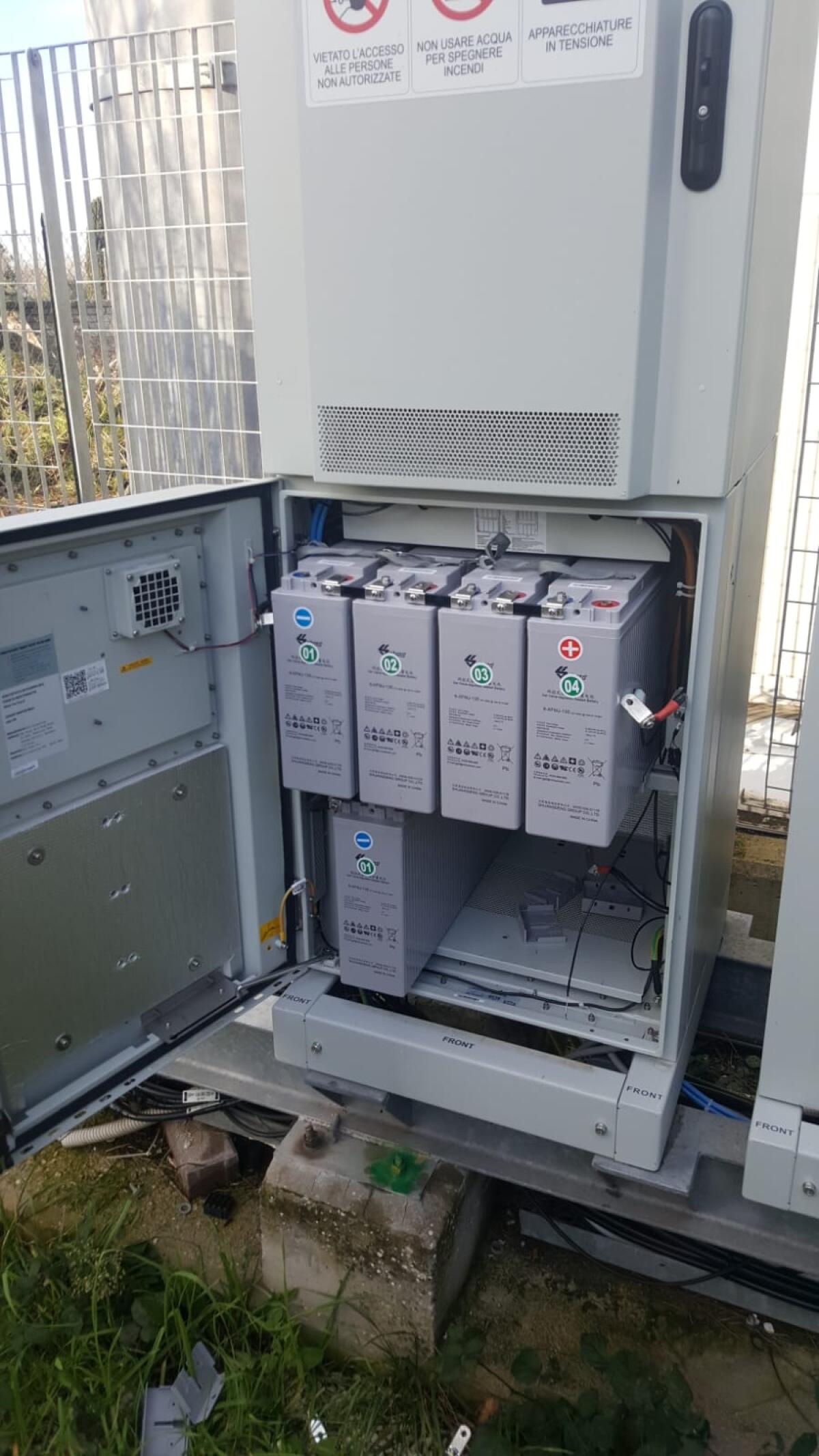 Rubano batterie tampone dalle antenne Wind a La Gogna, 2 arresti - 