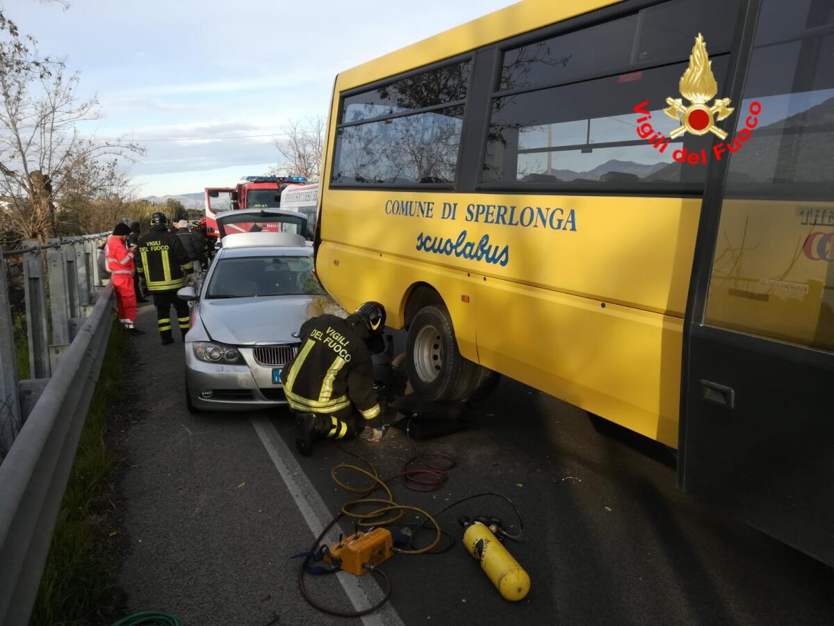 Scontro tra auto e scuolabus sulla via Flacca, un ferito - 