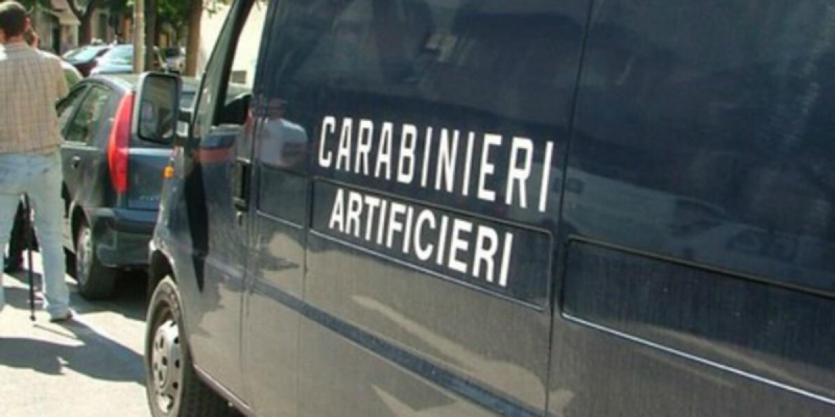 Cassaforte abbandonata sulla Fondi-Sperlonga: intervengono gli artificieri. - 