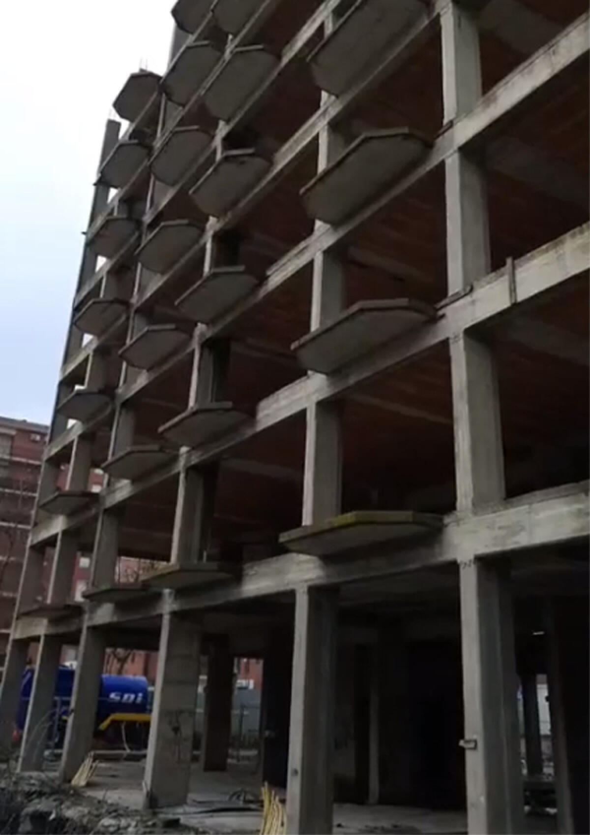 Avviate a Pomezia le operazioni di demolizione dell’ecomostro di via Alcide De Gasperi. - 