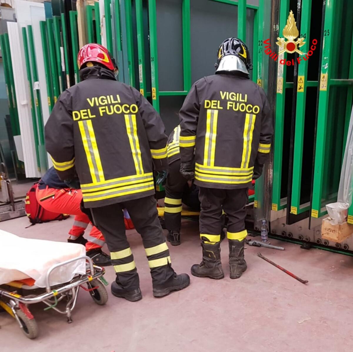 Infortunio in un'azienda di  Aprilia: 62enne incastrato con la gamba in un macchinario. - 