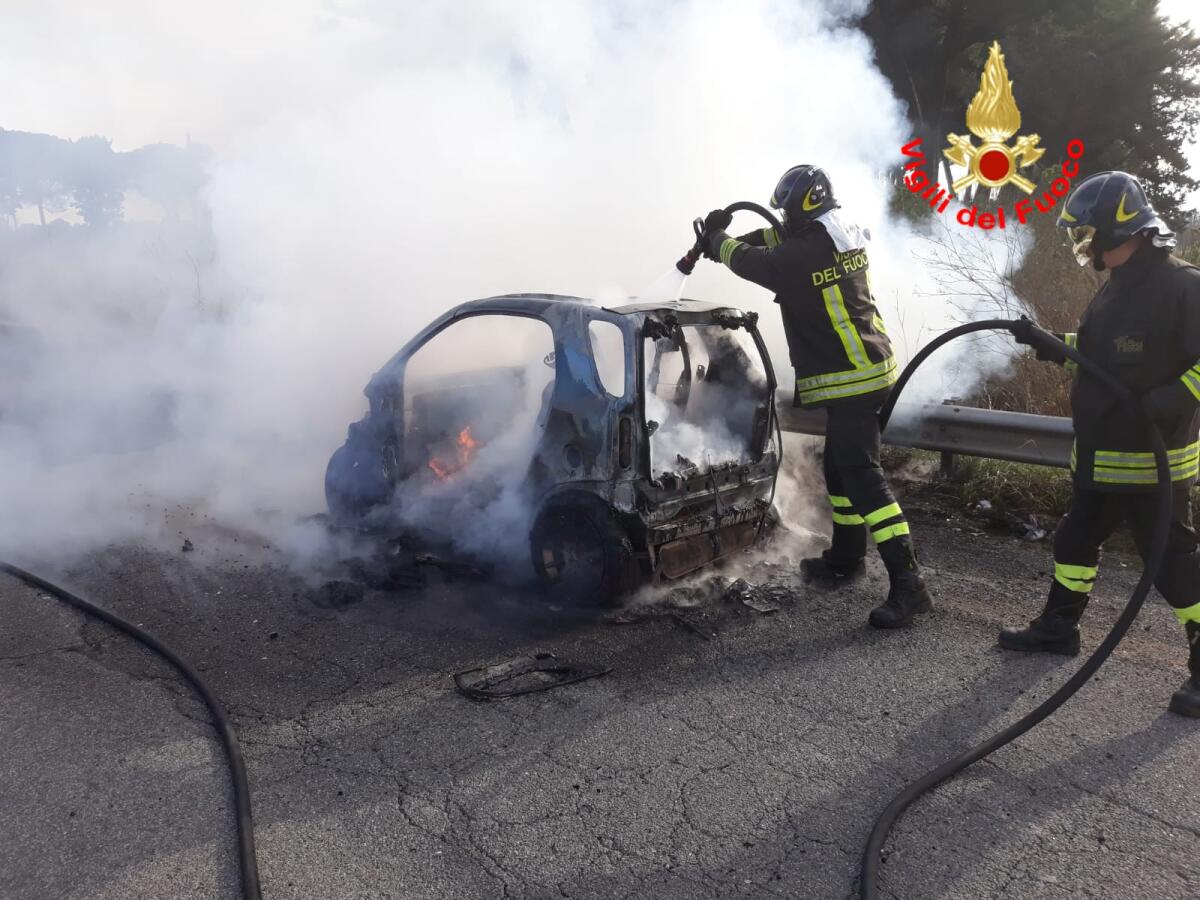 Auto in fiamme sulla Pontina - 