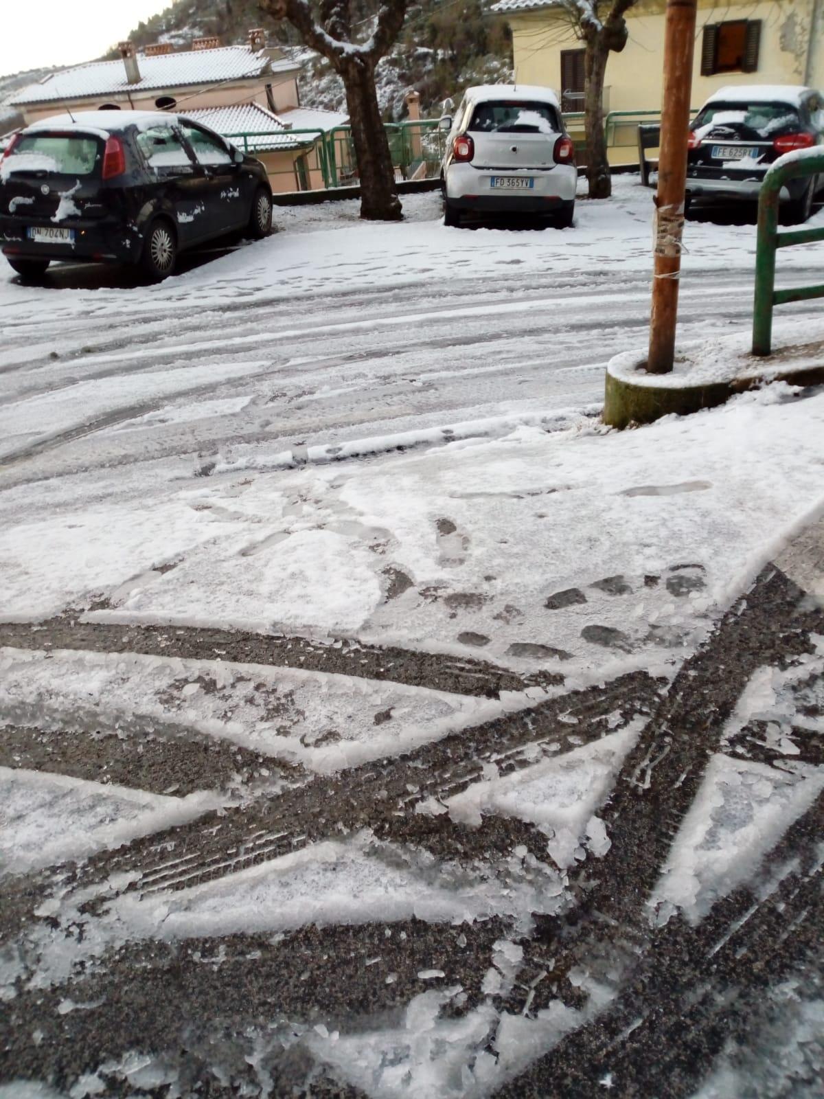 La neve torna ad imbiancare i Castelli Romani e la zona dei Monti Lepini, in provincia di Latina. - 