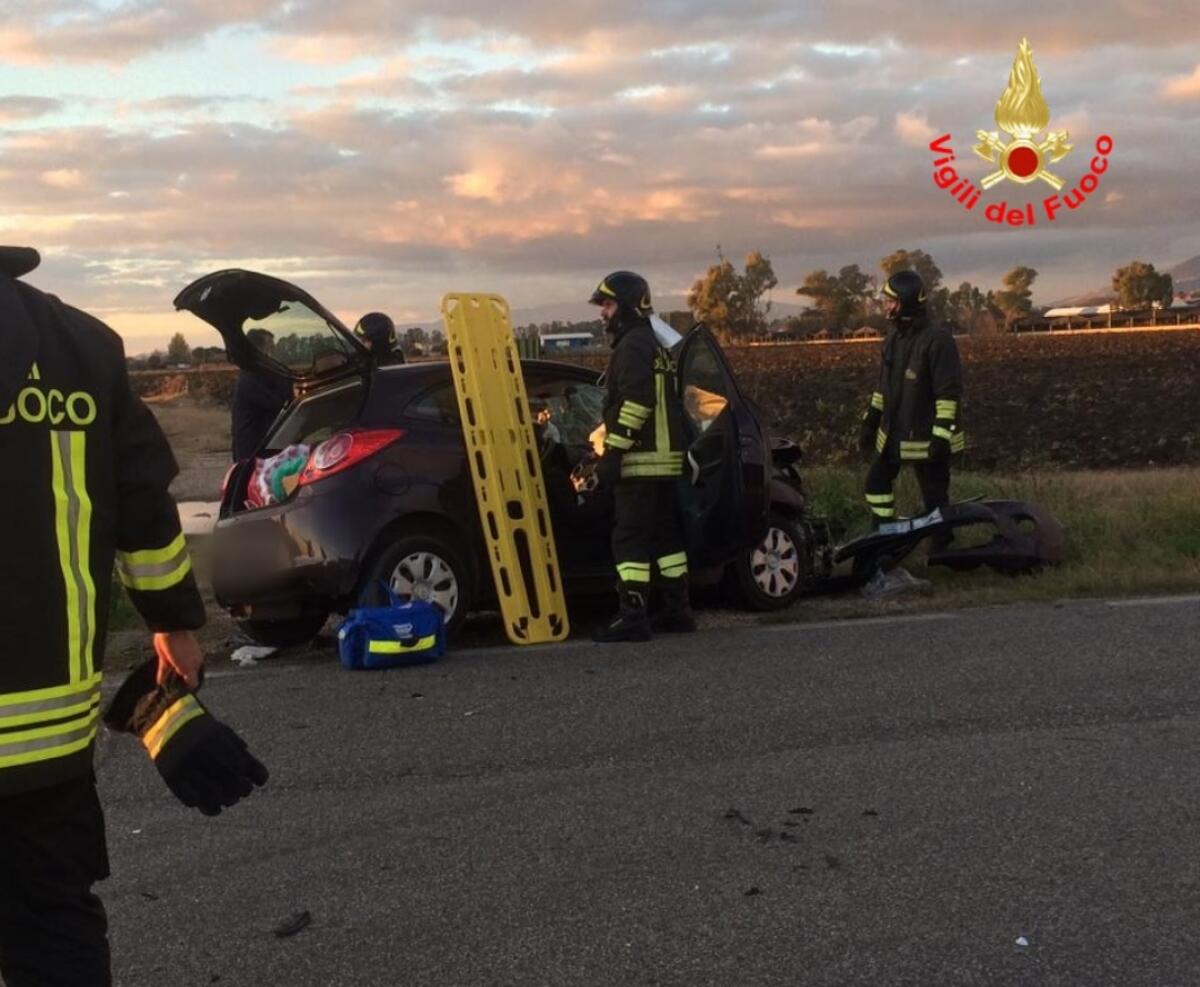 Grave incidente in via Migliara 41 a Latina, un'auto prende fuoco - 