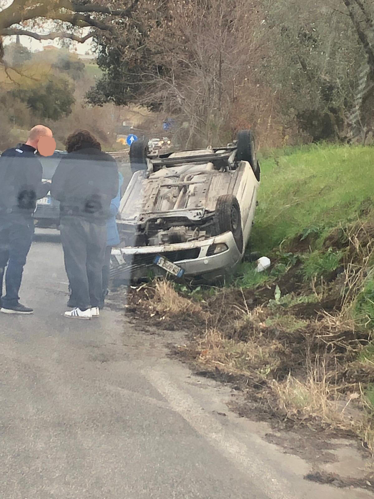 Auto si ribalta sullo svincolo per via Apriliana - 