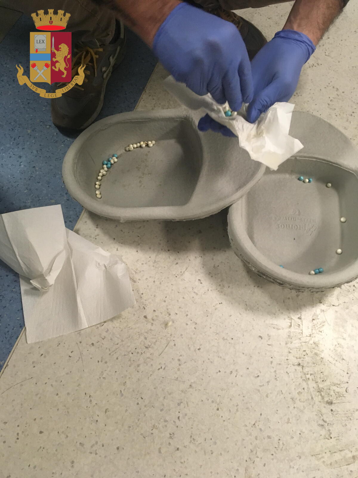 Si accorge degli agenti in borghese: ingoia le dosi di eroina e cocaina. - 