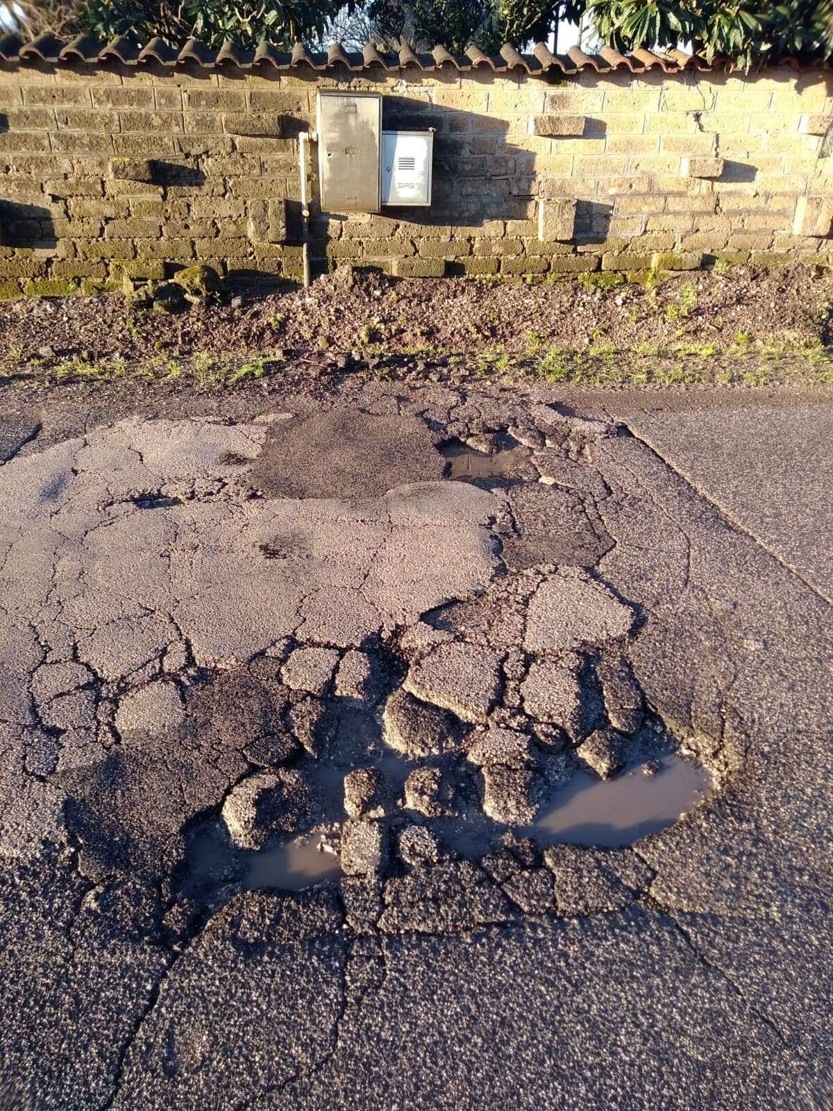 Via Torre del Padiglione, ad Aprilia, costellata di buche: la denuncia dei residenti. - 