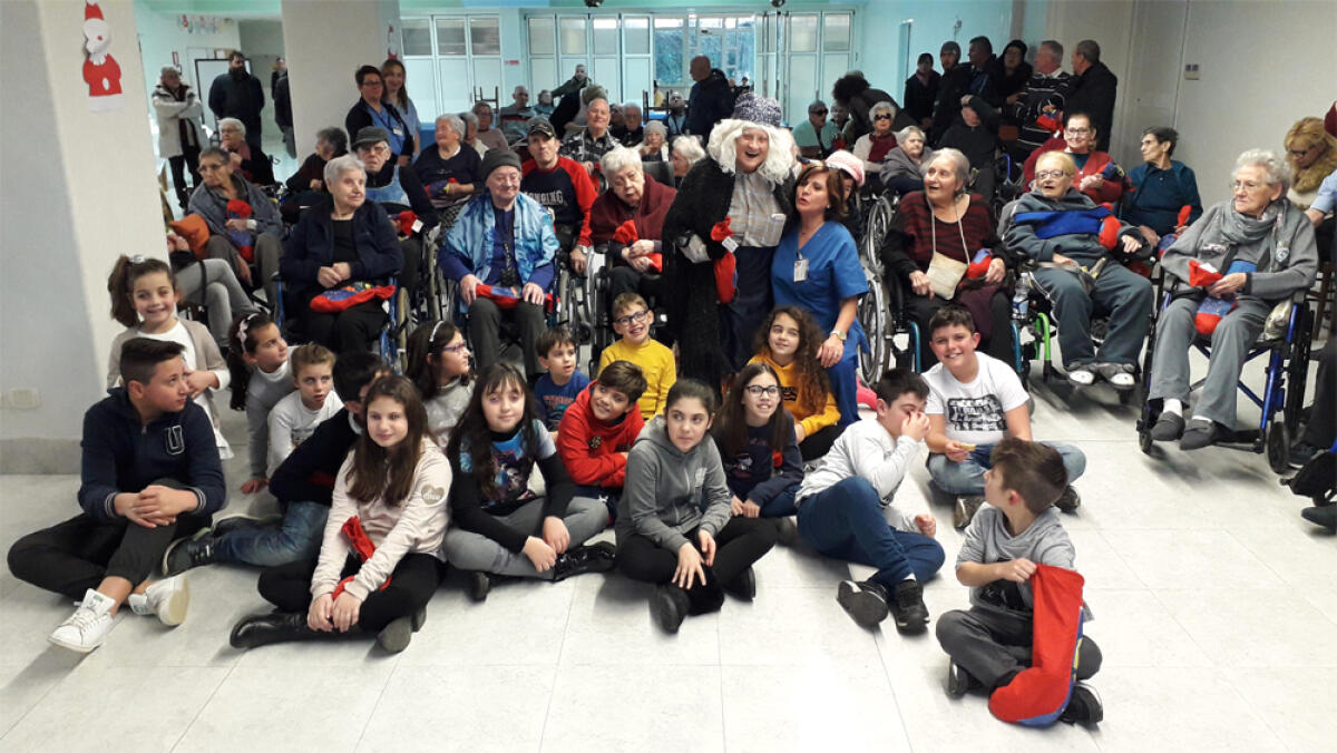 La Befana ad Aprilia dona calze e sorrisi ai nonni di “Villa Silvana”. - 