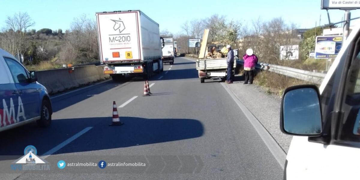 Veicolo in panne sulla Pontina - 
