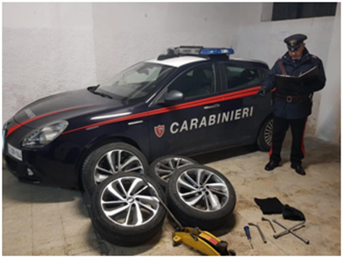 Sorpreso a rubare le ruote di un'auto, in arresto 42enne - 