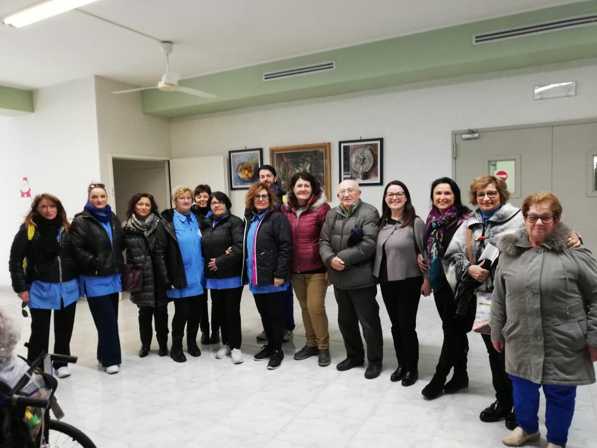 Aprilia, gli utenti del centro Alzheimer visitano l'infiorata a Villa Silvana - 