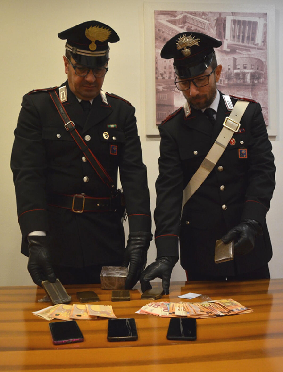 Operazione antidroga dei Carabinieri alle autolinee di Latina: 3 arresti e quasi un chilo di droga sotto sequestro. - 