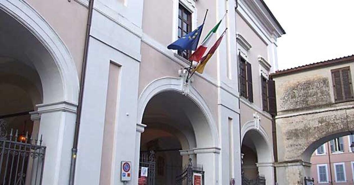 Vandali danneggiano le vetrate della biblioteca di Albano - 