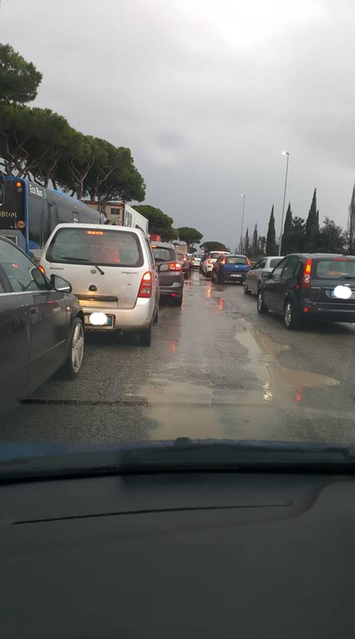 Pontina devastata: buche come crateri, incidenti e traffico. "La Regione spieghi cosa sta facendo" - 
