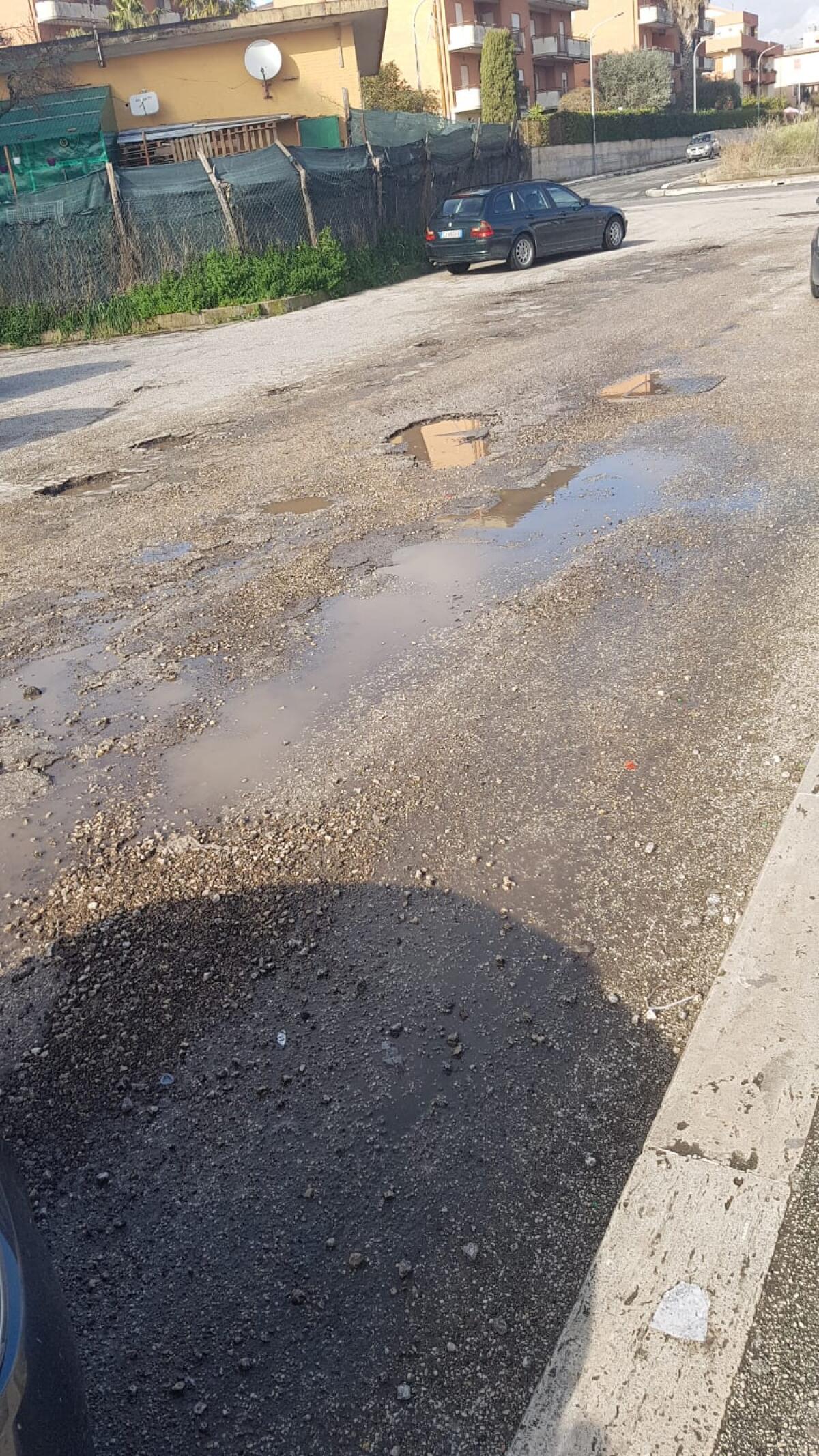 Aprilia - Strade dissestate vicino alla scuola Deledda, i genitori protestano - 