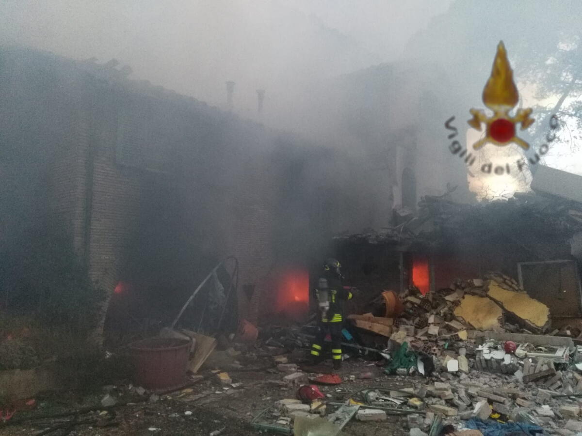 Incendio in una villetta sull'Appia antica, disperso un cagnolino. - 
