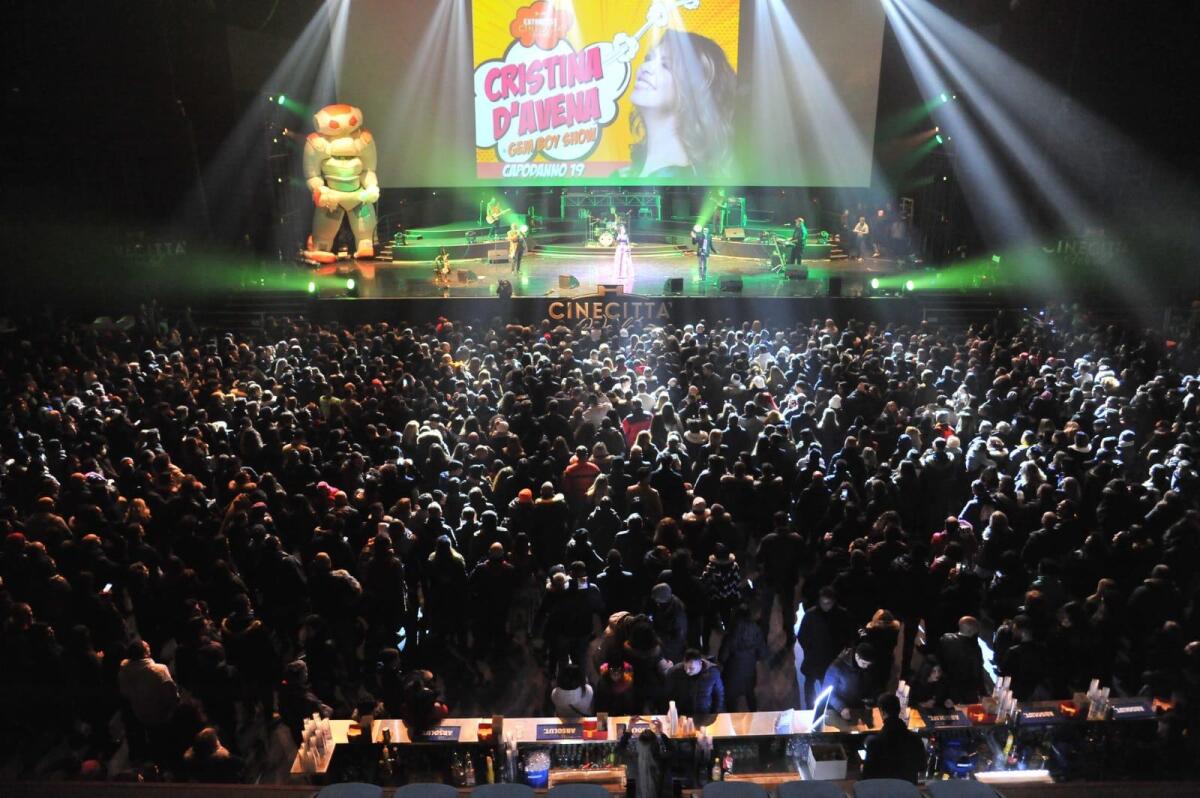 In 20.000 a ballare tra i set del cinema: Capodanno da Oscar al Cinecittà World di Castel Romano. - 