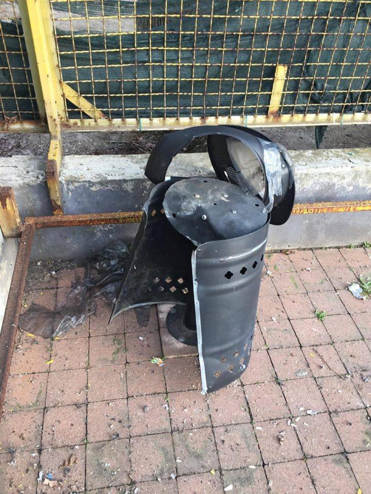 APRILIA - Vandali in azione a Campo di Carne: petardo esploso nel cestino della spazzatura. - 