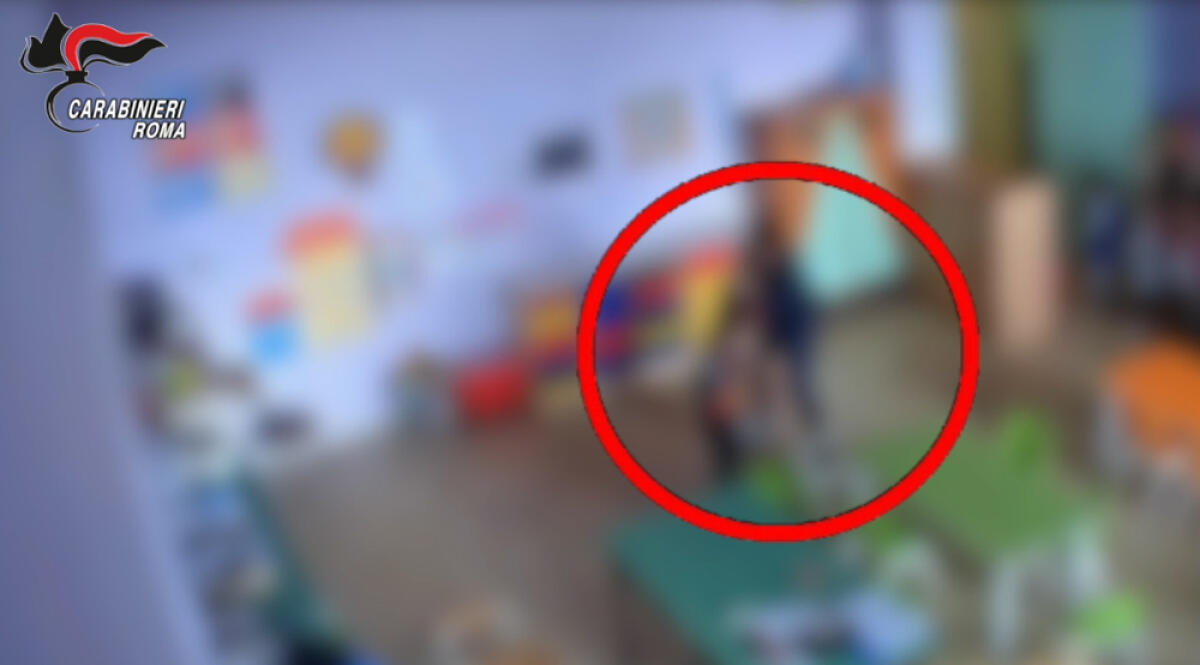 Vessavano i bambini di un asilo, ad Ariccia: i Carabinieri di Velletri arrestano tre maestre ed una collaboratrice scolastica. Il VIDEO - 