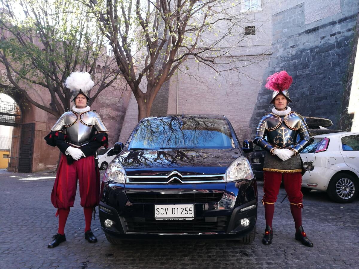 La Citroen Nicola Prezioso di Aprilia consegna un Berlingo elettrico alle Guardie Svizzere Pontificie - 