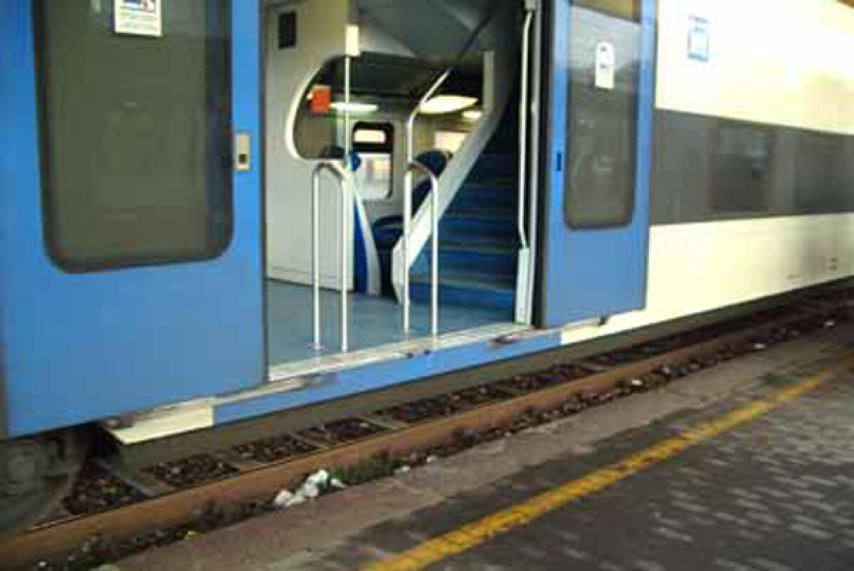 Decide di farla finita gettandosi sotto ad un treno, alla stazione di Latina Scalo: salvato dalla Polizia. - 