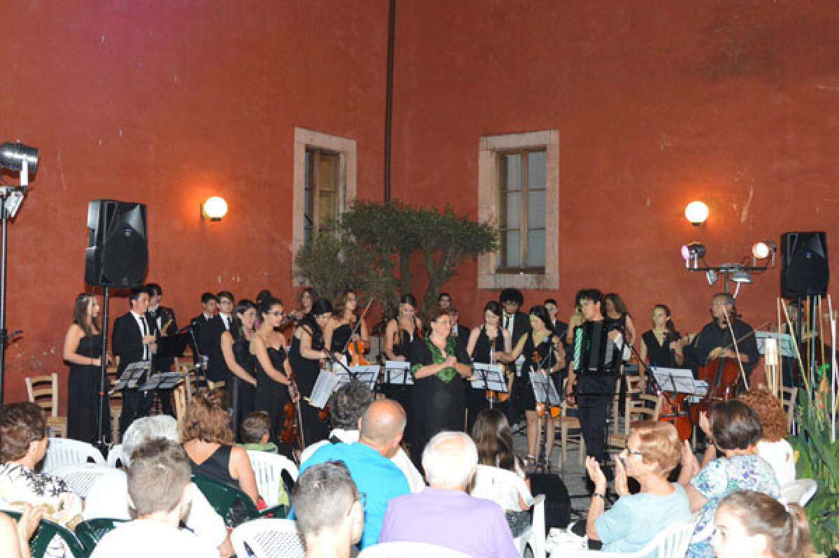 La “Queen Tribute band” ed i “Giovani Filarmonici Pontini” stasera in concerto al "Grassi" di Latina. - 