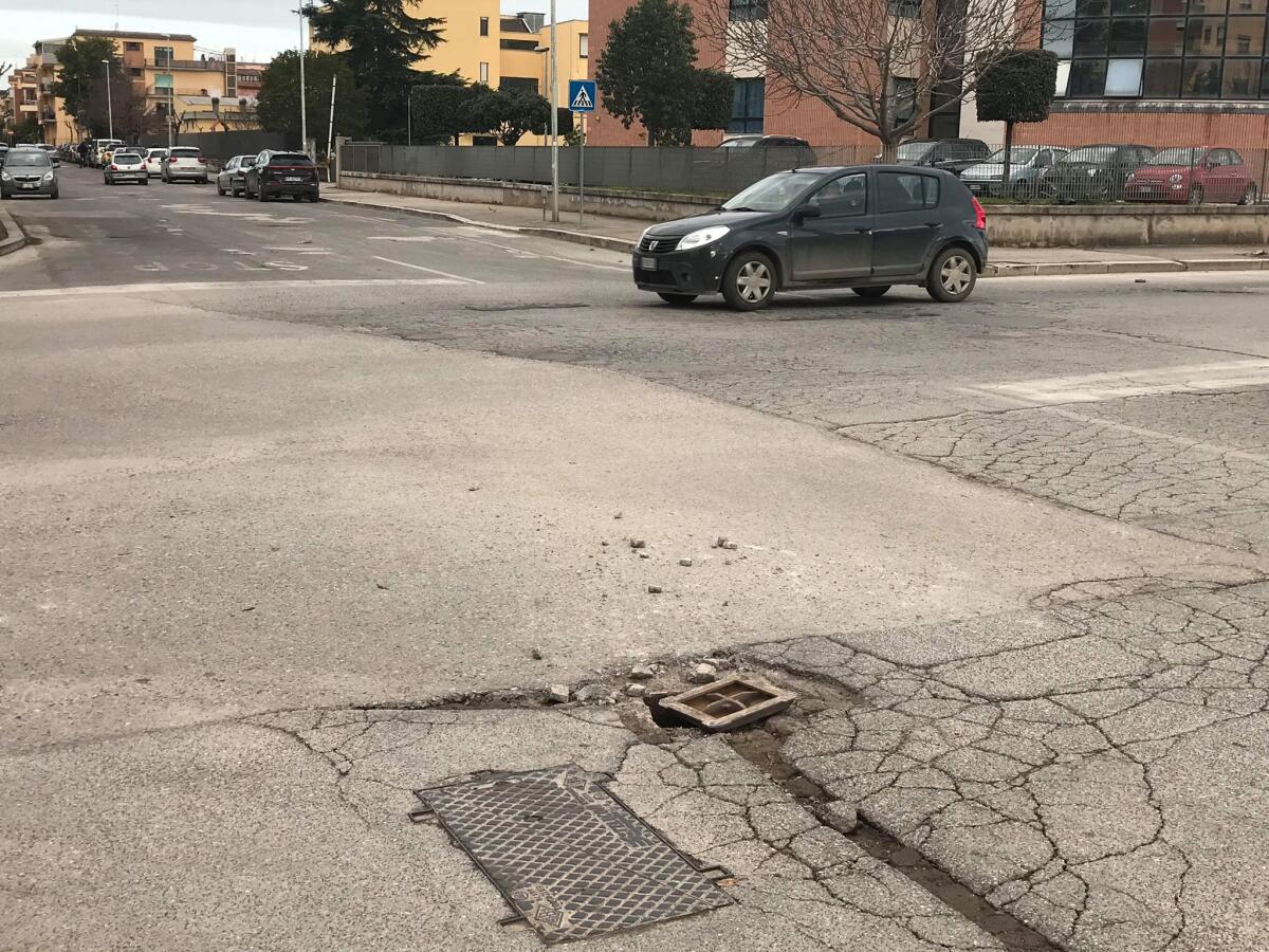Aprilia, salta il tombino all'incrocio tra via dei Bersaglieri e via Giustiniano: "Un pericolo" - 