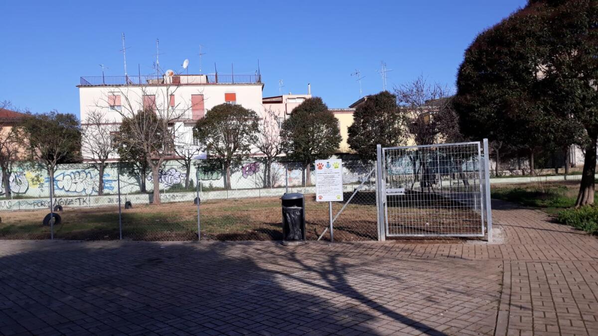 La nuova “area cani” al Parco Manaresi di Aprilia non è a misura dei cani, e nemmeno dei loro padroni. - 